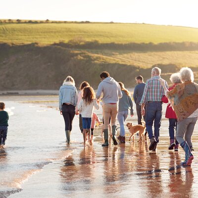 EK Pflege Hospizdienste - Familie am Strand